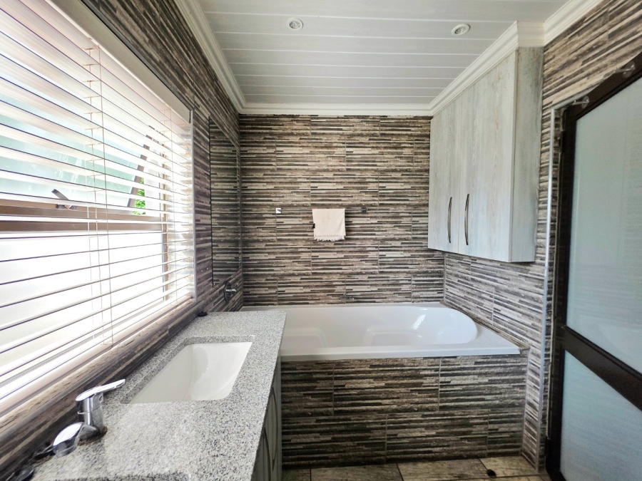 6 Bedroom Property for Sale in Brandwag Free State